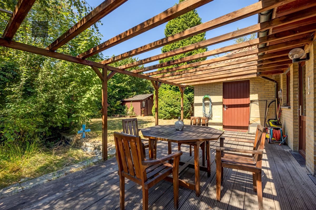 Te renoveren laagbouwvilla met private tuin en garage