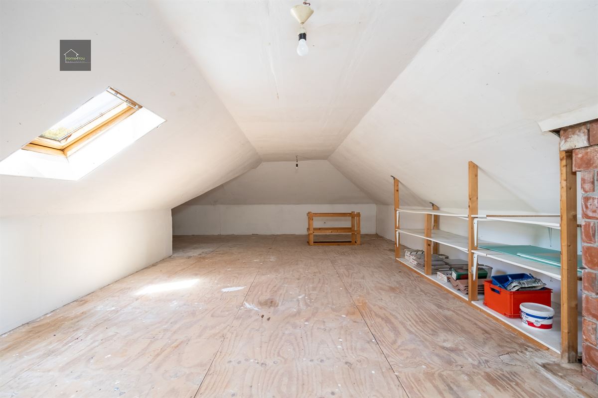 Te renoveren laagbouwvilla met private tuin en garage