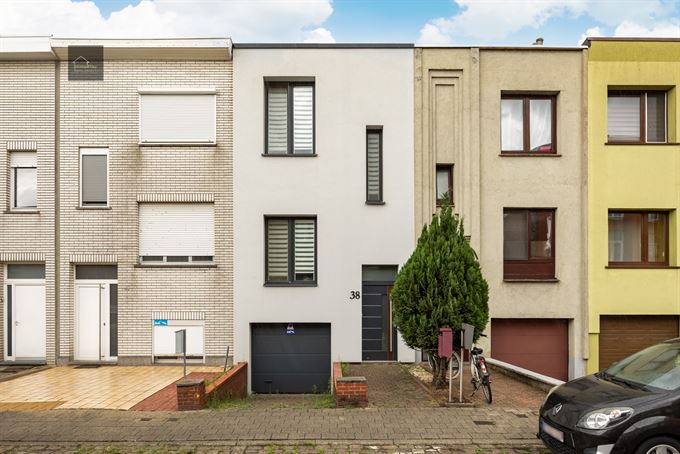 Instapklare woning met garage, oprit en stadstuin in hartje Deurne