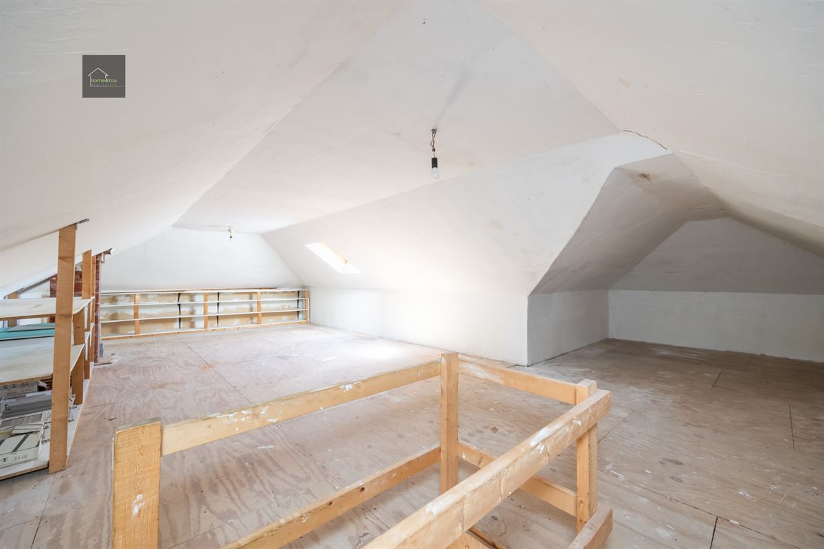 Te renoveren laagbouwvilla met private tuin en garage