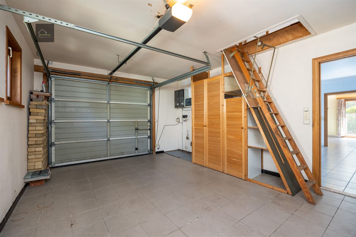 Te renoveren laagbouwvilla met private tuin en garage