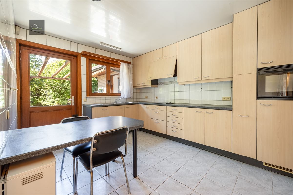 Te renoveren laagbouwvilla met private tuin en garage