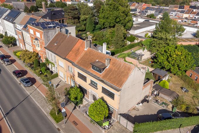 Zeer ruim herenhuis met zwembad