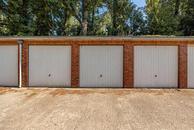 Afgesloten garagebox