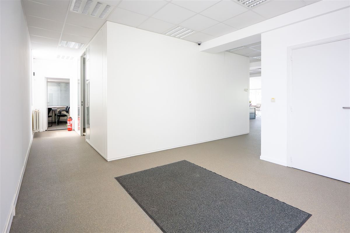 GVL handelspand/kantoor met parking op uitstekende ligging