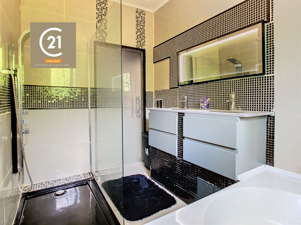SUPERBE VILLA DE PLAIN-PIED AVEC PISCINE 