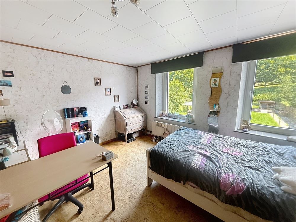 Maison 3 façades rénovée offrant 5 chambres