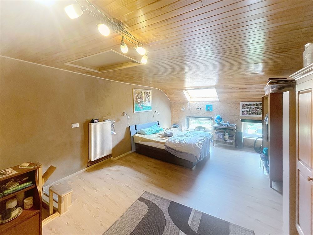 Maison 3 façades rénovée offrant 5 chambres