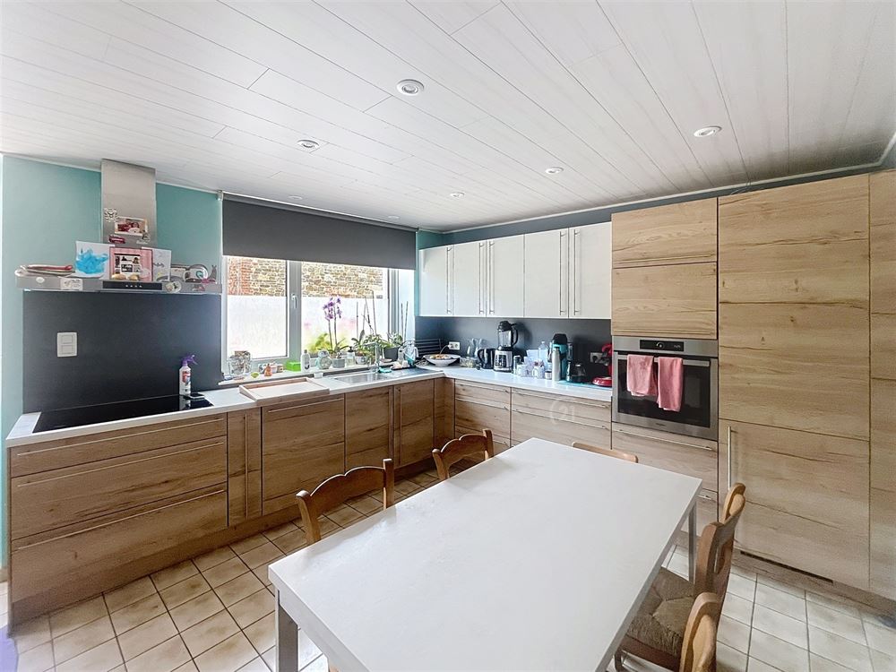 Maison 3 façades rénovée offrant 5 chambres