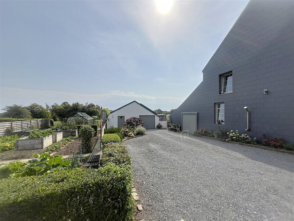Fermette rénovée 4 chambres, garages, terrain 9ares40ca