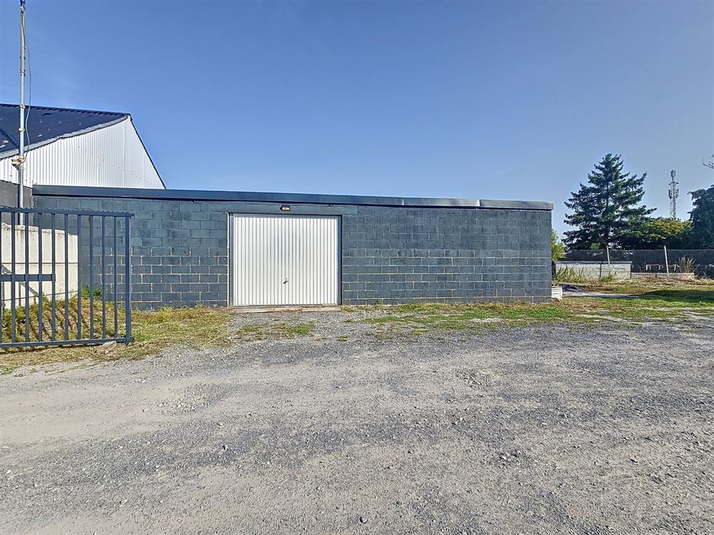 ENTREPOT + TERRAIN DE STOCKAGE / PARKING