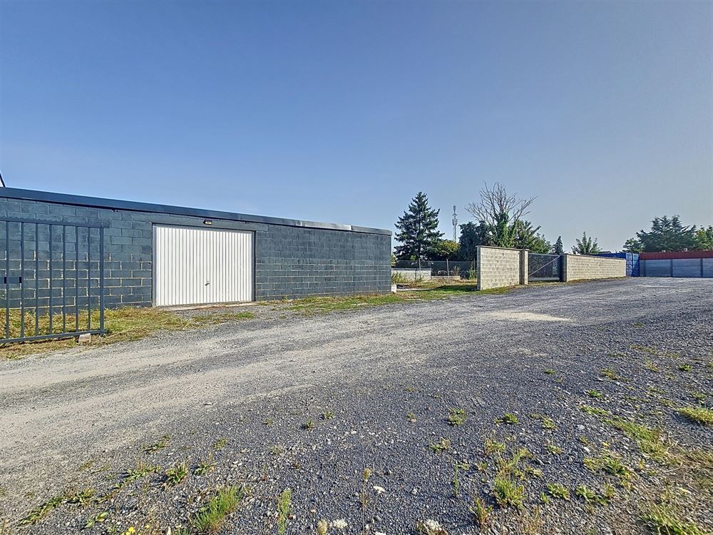 ENTREPOT + TERRAIN DE STOCKAGE / PARKING