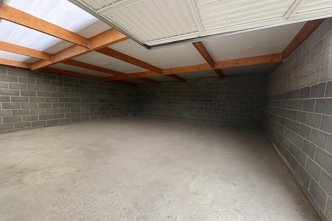 ENTREPOT + TERRAIN DE STOCKAGE / PARKING