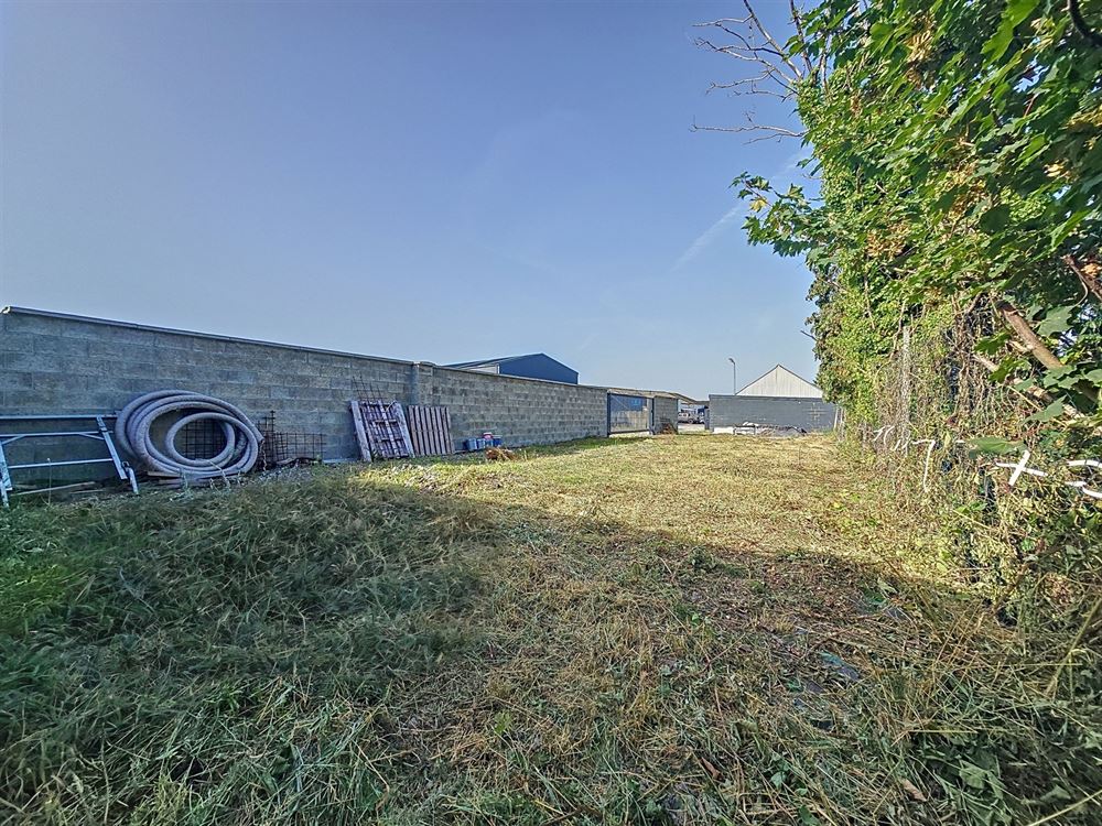ENTREPOT + TERRAIN DE STOCKAGE / PARKING