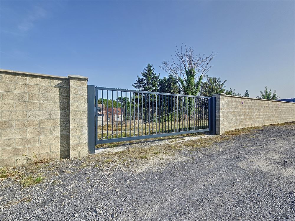 ENTREPOT + TERRAIN DE STOCKAGE / PARKING