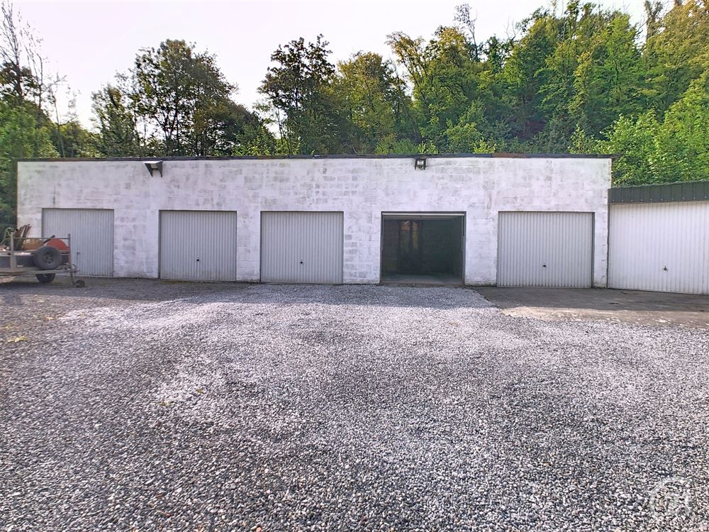 Maison 2 façades avec 8 garages et jardin