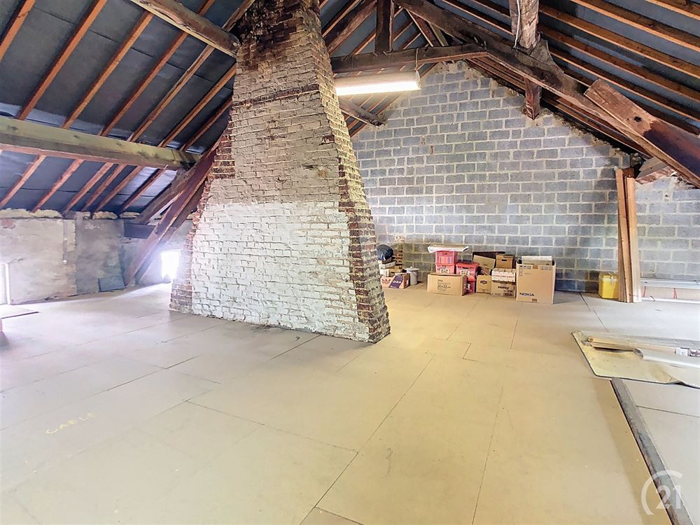 Maison 2 façades avec 8 garages et jardin