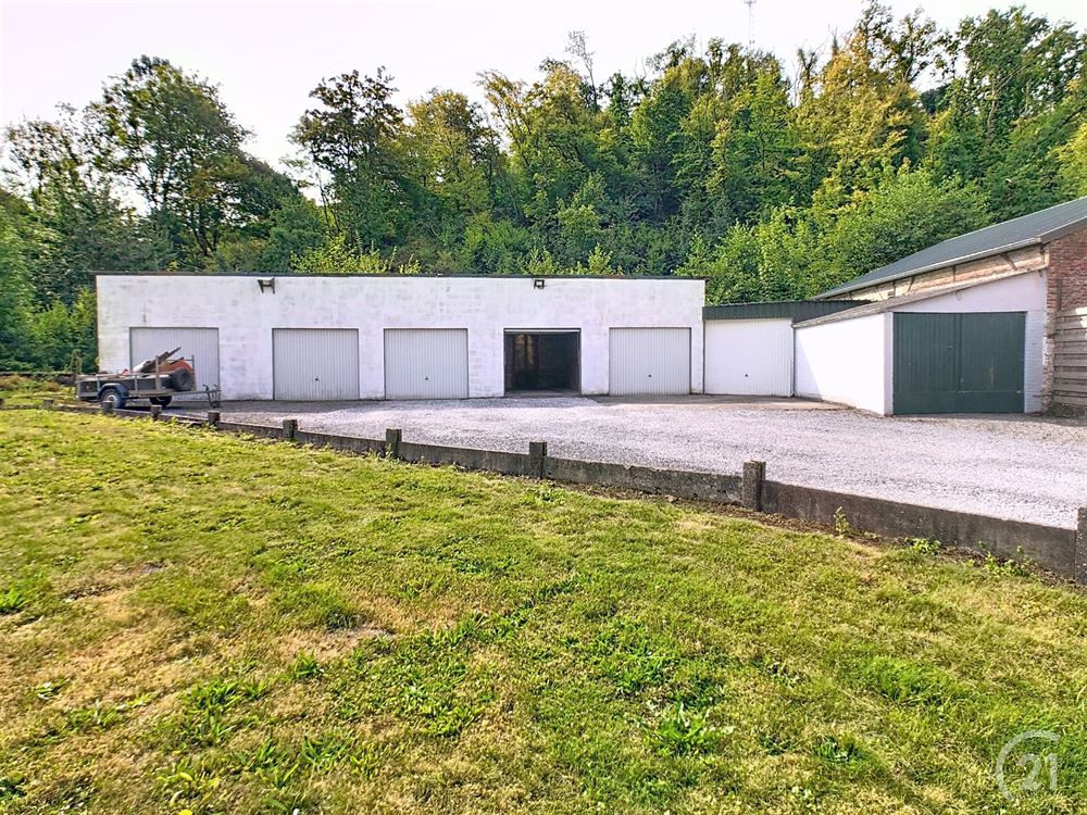 Maison 2 façades avec 8 garages et jardin