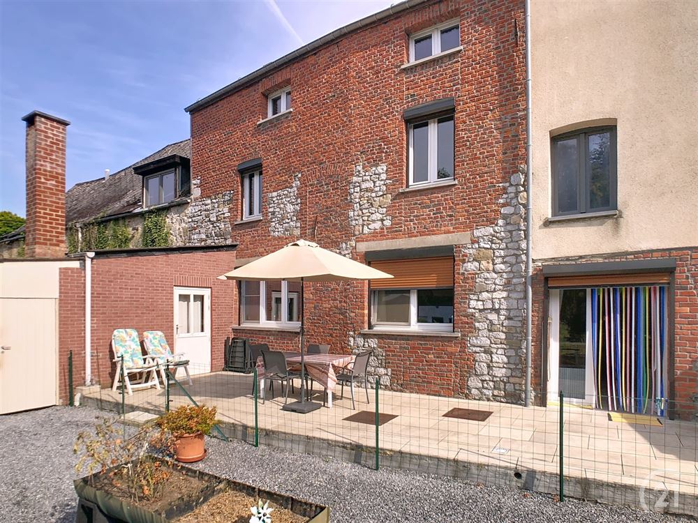 Maison 2 façades avec 8 garages et jardin