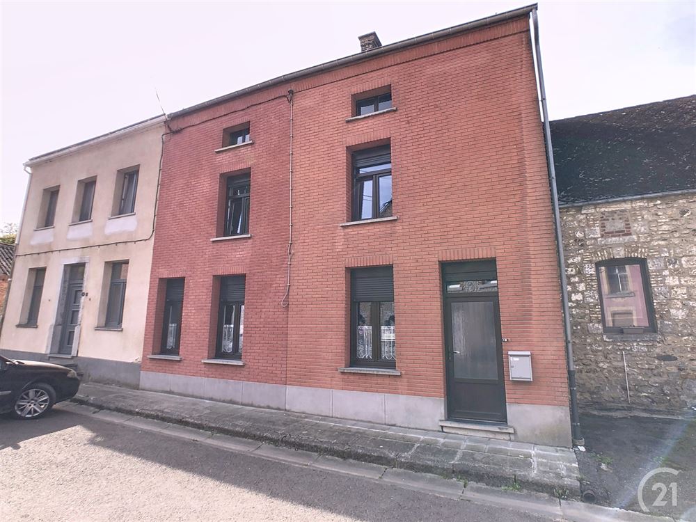 Maison 2 façades avec 8 garages et jardin