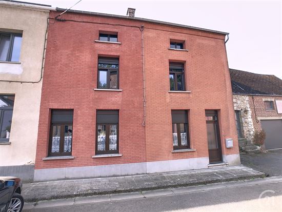 Maison 2 façades avec 8 garages et jardin