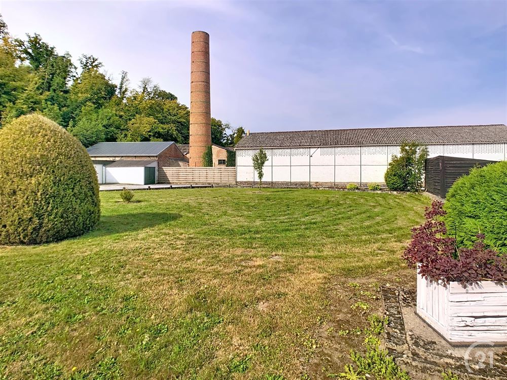 Maison 2 façades avec 8 garages et jardin