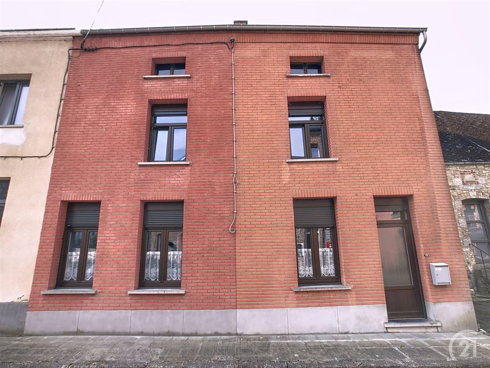 Maison 2 façades avec 8 garages et jardin