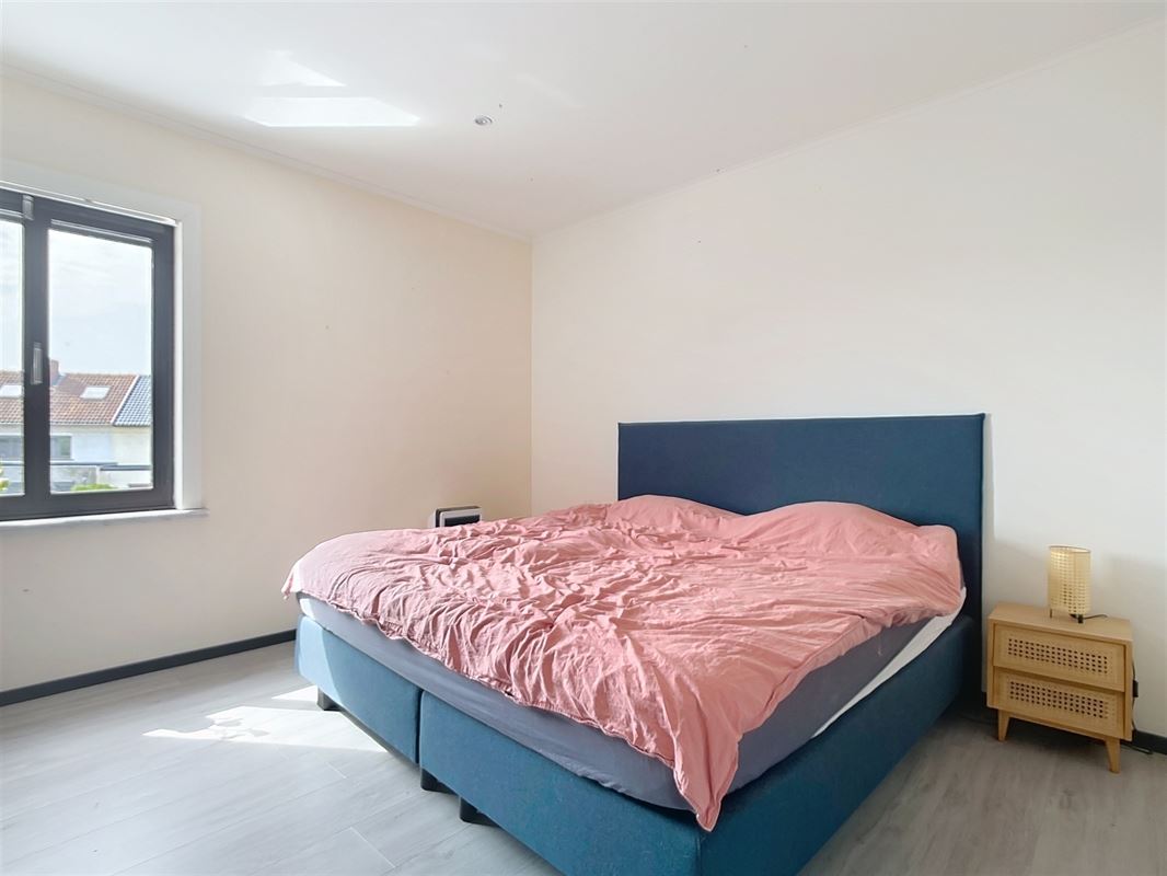 Instapklare woning met ruime lichte living, meerdere slaapkamers en tuin. Gerenoveerd in 2020 - gunstig EPC.
