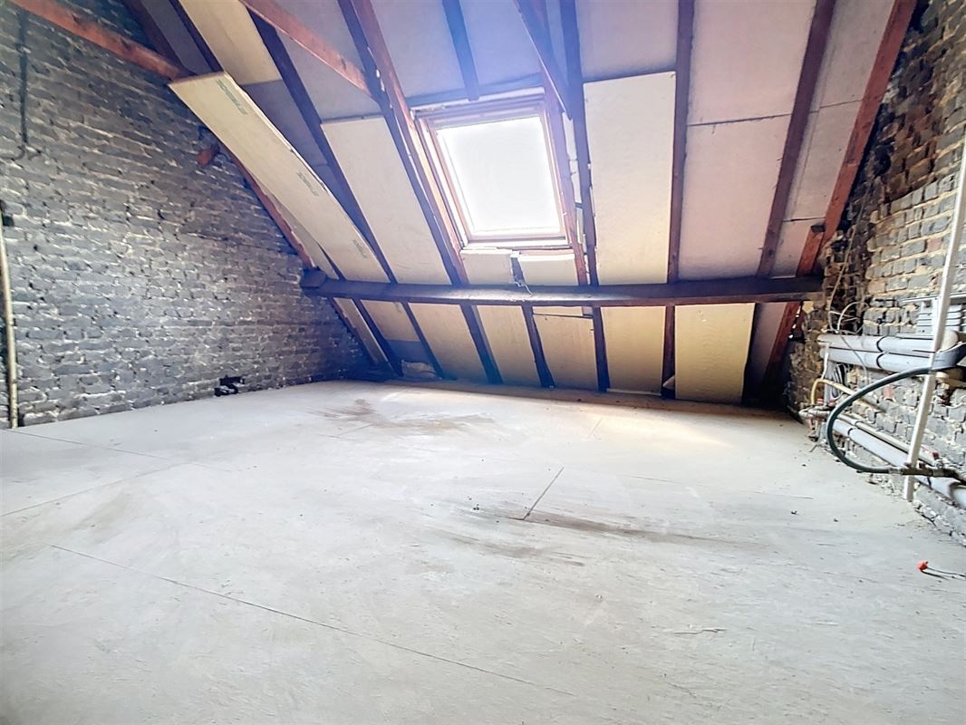 Gezellige en lichtrijke woning in goede staat met meerdere slaapkamers, tuin en garage.