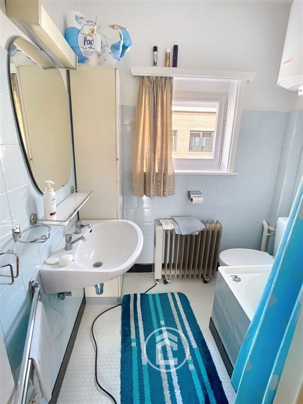 Burgerwoning met een gevelbreedte van 6 meter, drie slaapkamers, zolder en een gezellige tuin. Op te frissen!