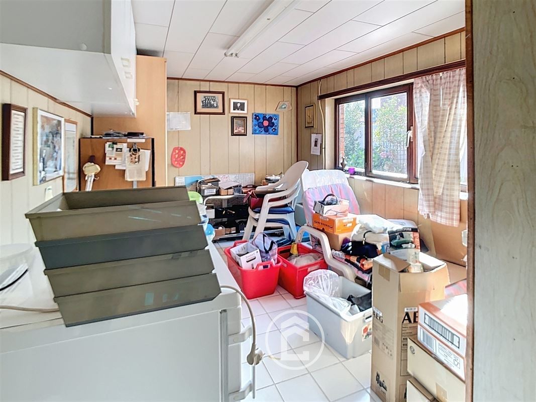 Burgerwoning met een gevelbreedte van 6 meter, drie slaapkamers, zolder en een gezellige tuin. Op te frissen!