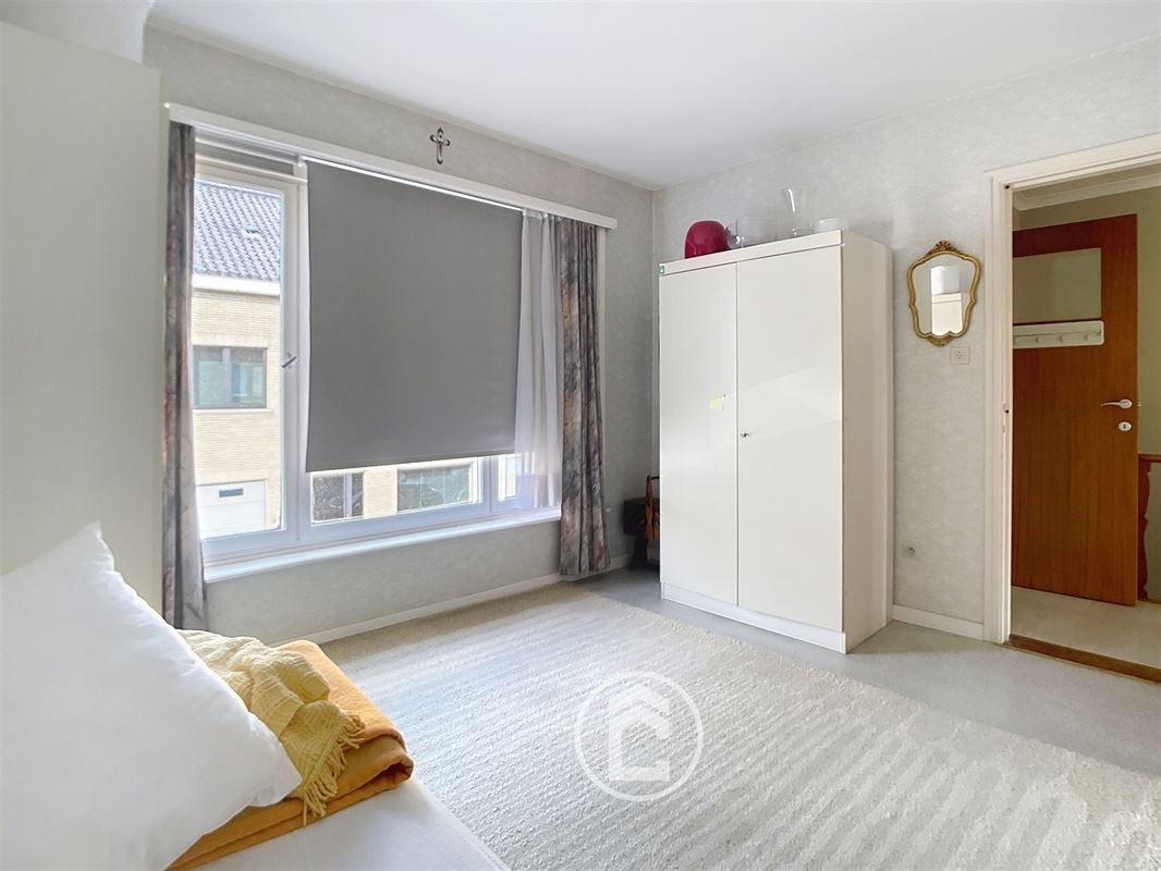 Burgerwoning met een gevelbreedte van 6 meter, drie slaapkamers, zolder en een gezellige tuin. Op te frissen!