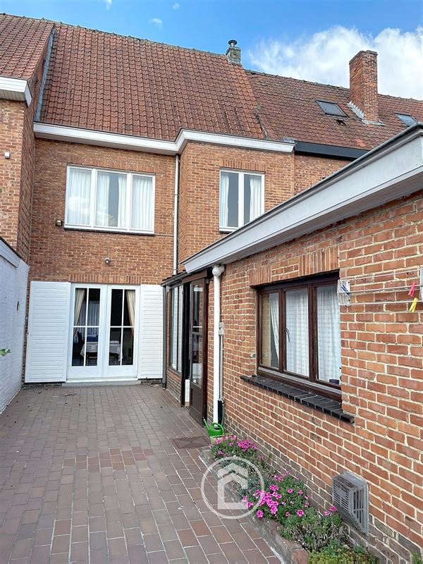 Burgerwoning met een gevelbreedte van 6 meter, drie slaapkamers, zolder en een gezellige tuin. Op te frissen!