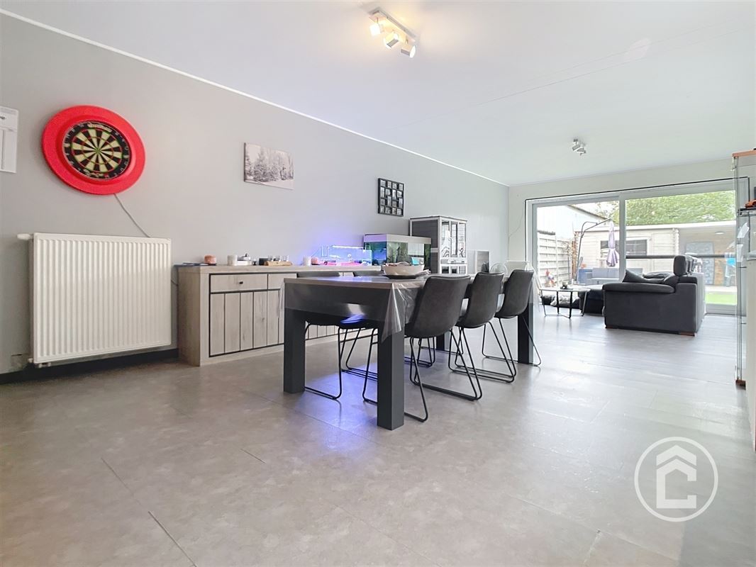 Recente en energiezuinige woning met 3 slaapkamers en tuin op het Zuiden. Eigen parking voor twee wagens.