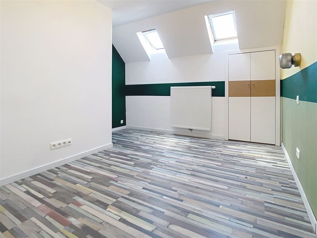 Gezellige en lichtrijke woning in goede staat met meerdere slaapkamers, tuin en garage.