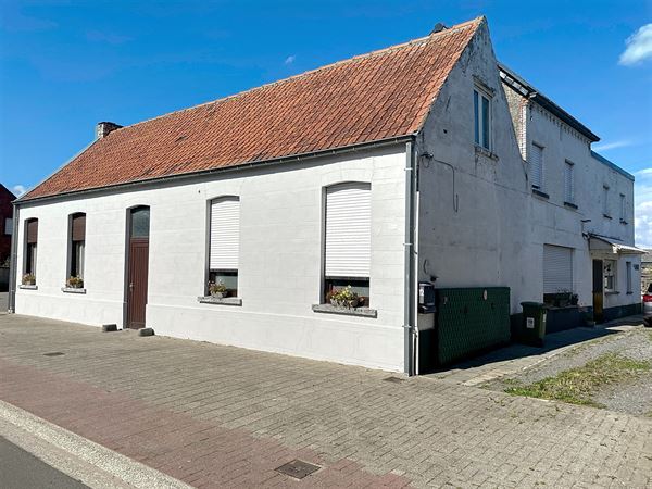 Landelijk gelegen HOB met vernieuwd deel én met tal van mogelijkheden, extra woonruimte, werk of hobbyruimte.