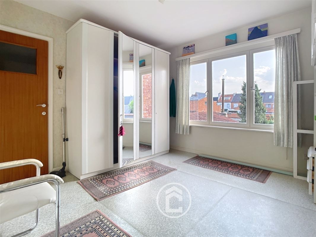 Burgerwoning met een gevelbreedte van 6 meter, drie slaapkamers, zolder en een gezellige tuin. Op te frissen!