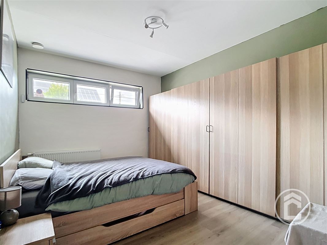 Recente en energiezuinige woning met 3 slaapkamers en tuin op het Zuiden. Eigen parking voor twee wagens.