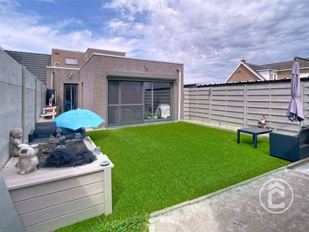 Recente en energiezuinige woning met 3 slaapkamers en tuin op het Zuiden. Eigen parking voor twee wagens.
