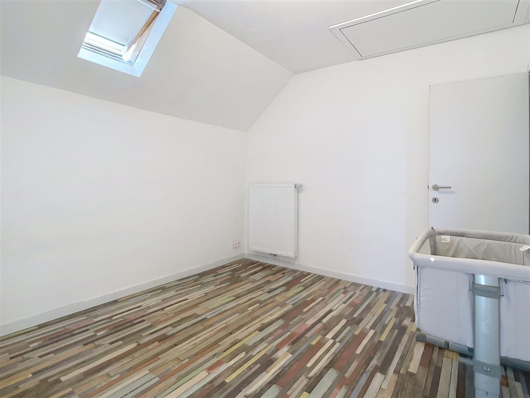 Gezellige en lichtrijke woning in goede staat met meerdere slaapkamers, tuin en garage.