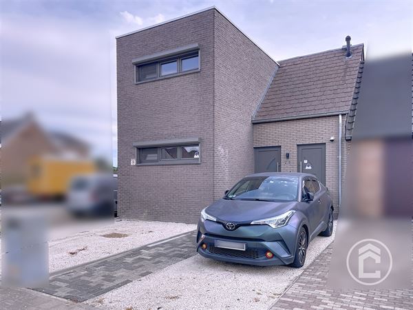 Recente en energiezuinige woning met 3 slaapkamers en tuin op het Zuiden. Eigen parking voor twee wagens.