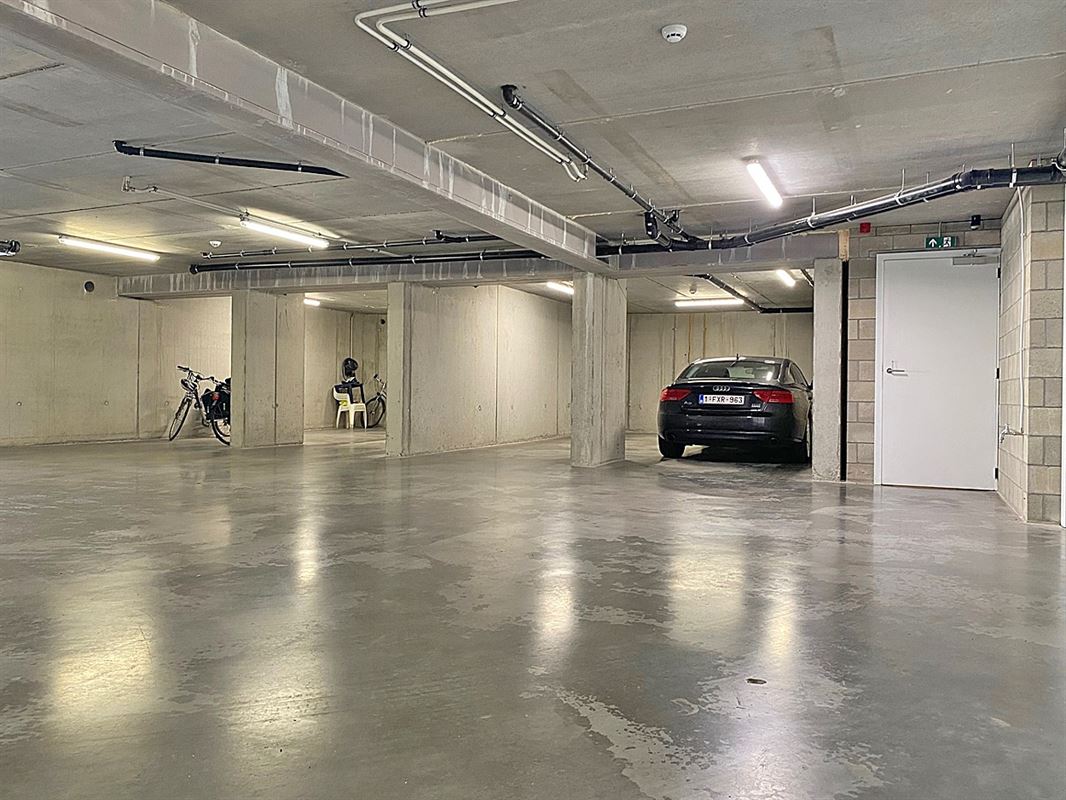 Instapklaar GELIJKVLOERS-APPARTEMENT met 2 slaapkamers, terras en ondergrondse autostaanplaats (2) & -kelder 
