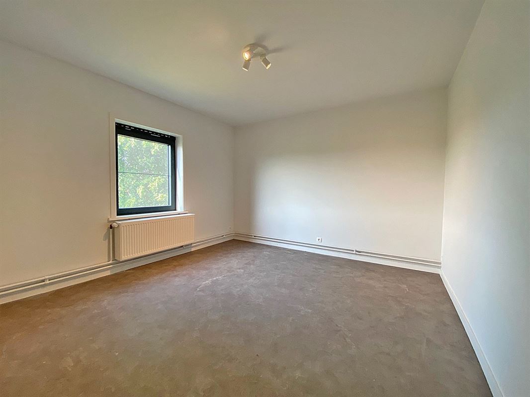 Ruime VERNIEUWDE HALFOPEN BEBOUWING met 4 SLAAPKAMERS ...