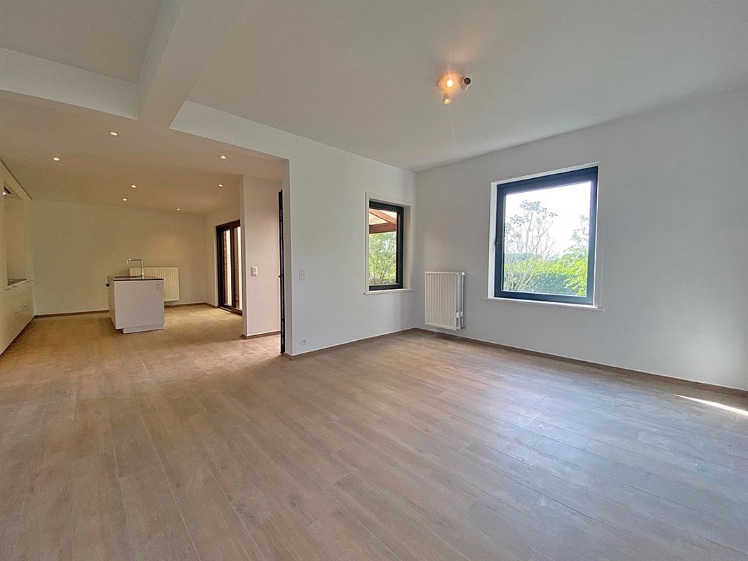 Ruime VERNIEUWDE HALFOPEN BEBOUWING met 4 SLAAPKAMERS ...