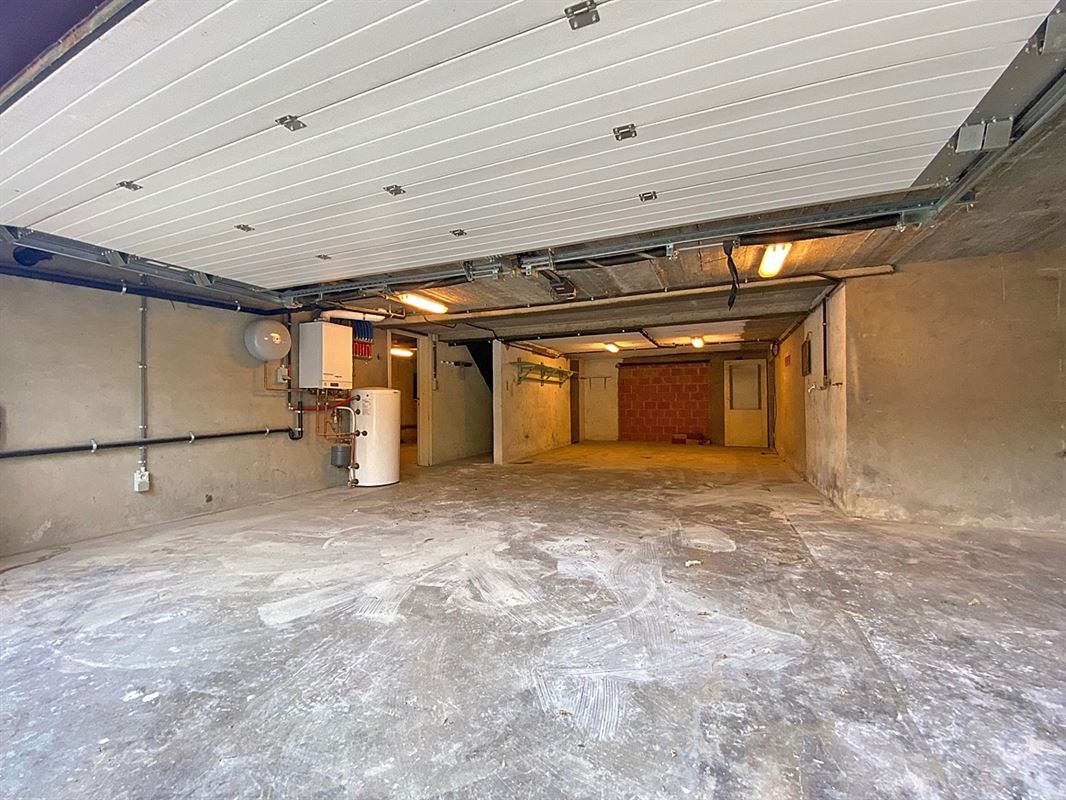 Ruime VERNIEUWDE HALFOPEN BEBOUWING met 4 SLAAPKAMERS ...