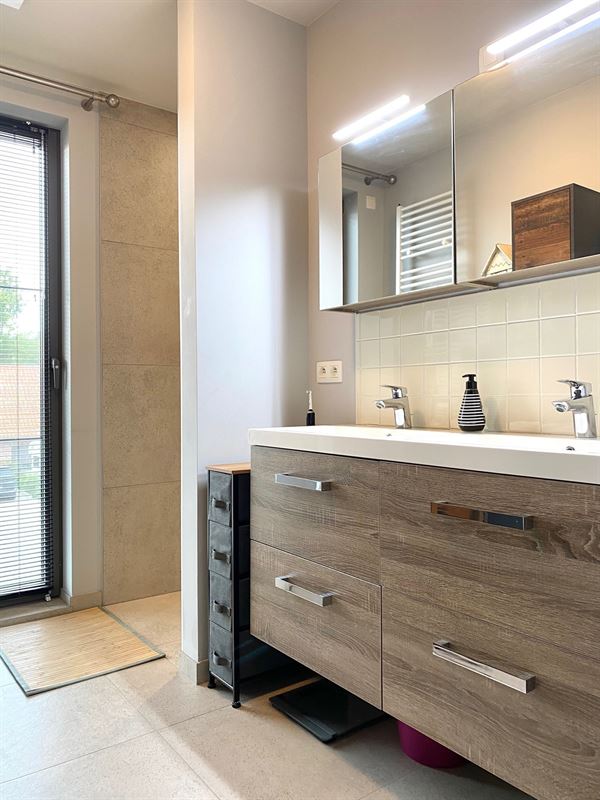 Instapklaar APPARTEMENT (1ste verdieping) met 2 slaapkamers, ruim terras en grote garage (2) 