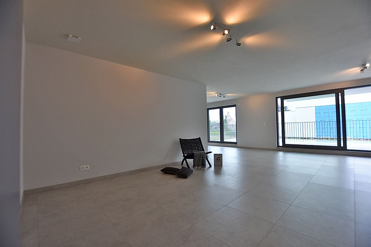 Instapklaar APPARTEMENT (1ste verdieping) met 2 slaapkamers, ruim terras en grote garage (2) 