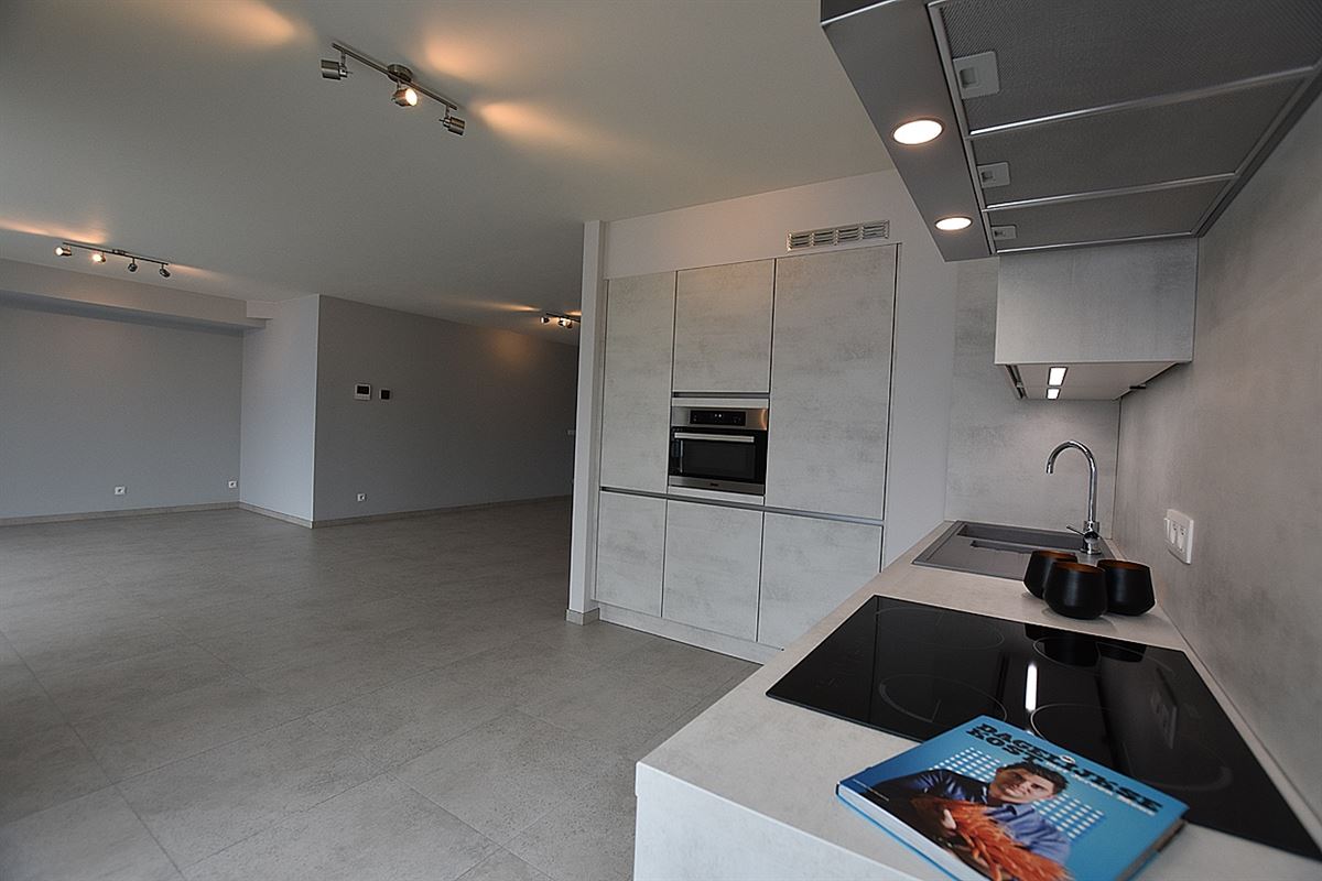 Instapklaar APPARTEMENT (1ste verdieping) met 2 slaapkamers, ruim terras en grote garage (2) 