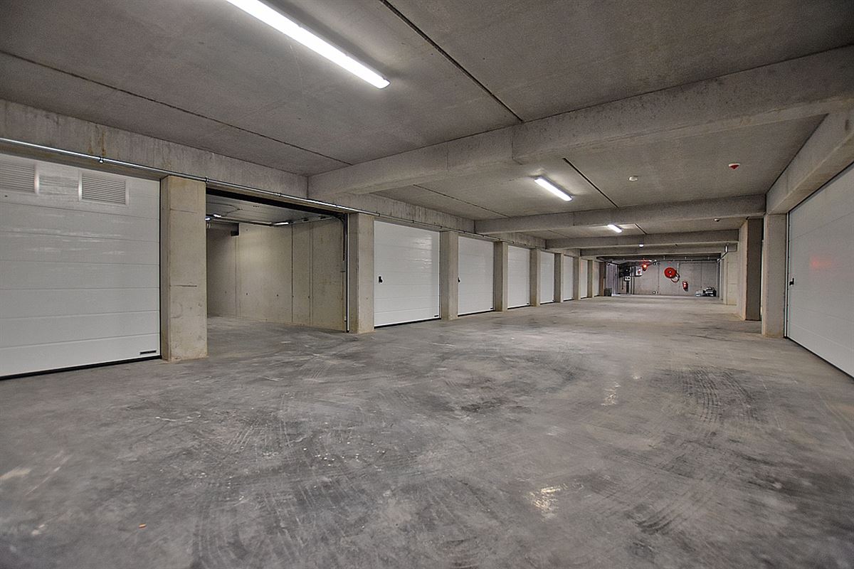 Instapklaar APPARTEMENT (1ste verdieping) met 2 slaapkamers, ruim terras en grote garage (2) 