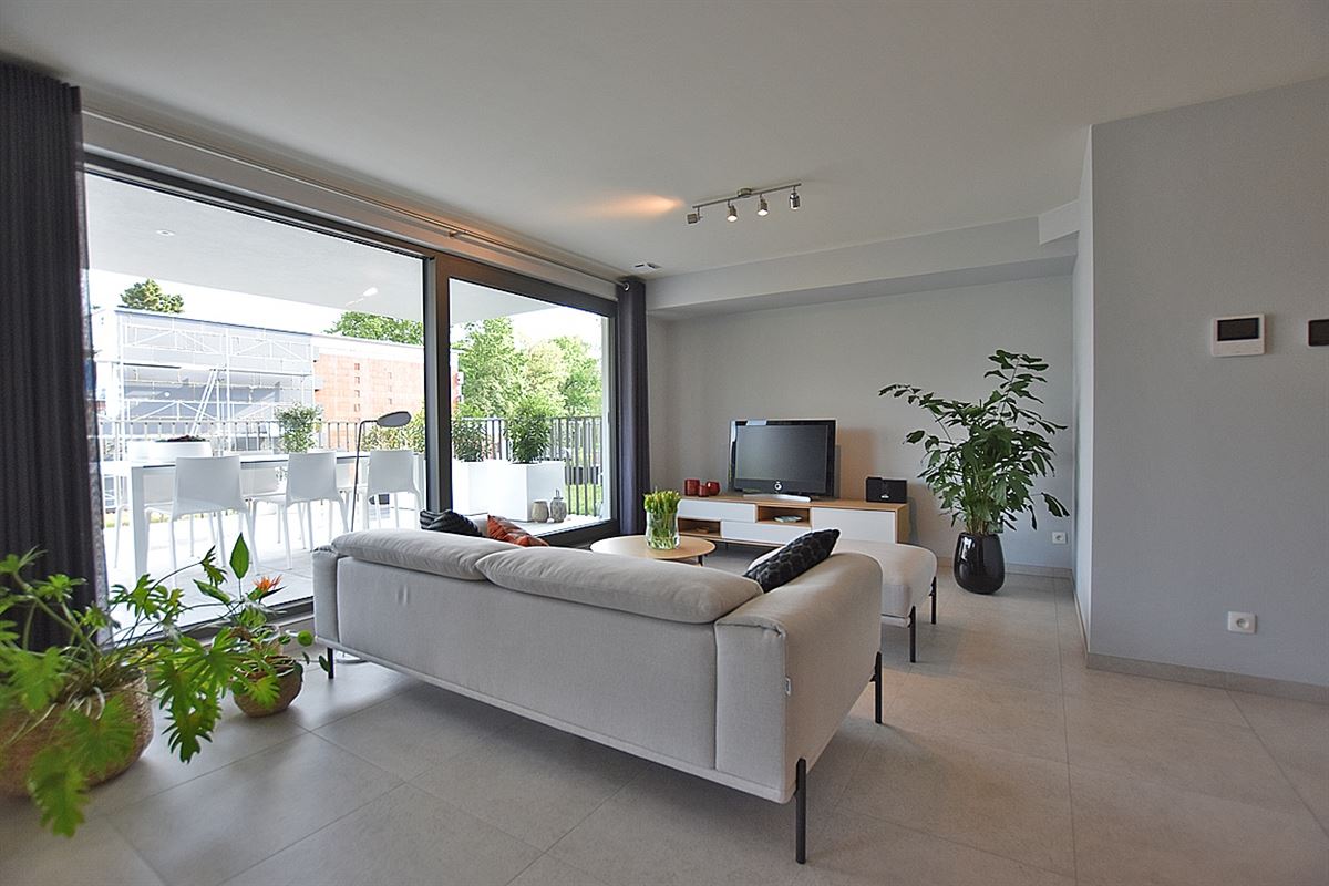 Instapklaar APPARTEMENT (1ste verdieping) met 2 slaapkamers, ruim terras en grote garage (2) 